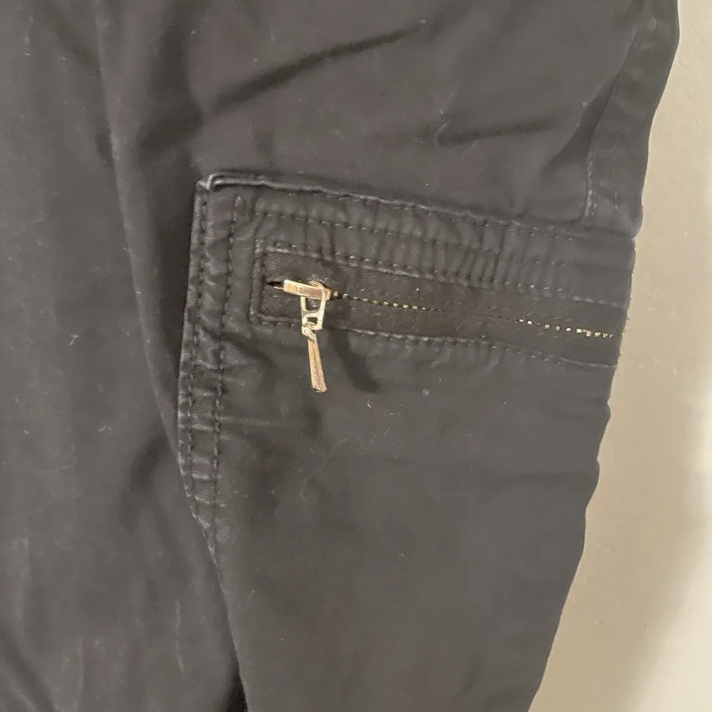 Chico's Black Casual Fly Front Cargo Basic Crop Pants Size 2.5 US size 14‎